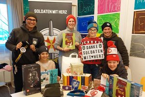 Vereinspräsident John Patrick Platzer, Katrin Haslauer-Herrenhof (pädagogische Leiterin SOS-Kinderdorf Moosburg) , Finanzreferent Martin Kusternigg mit den Kindern Rika, Anna-Lena und Tabea. Foto: „Soldaten mit Herz“ 