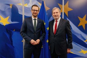 LR Sebastian Schuschnig mit EU-Kommissar Johannes Hahn im Rahmen eines Arbeitsgespräches in Brüssel. Foto: Team LR Schuschnig/Podlesnik bzw. Illias Teirlinck