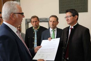 LK-Präsident Huber überreicht Resolution zum Abschuss von Wölfen an Kärntner Landtag. Foto: LK Kärnten/Pesentheiner