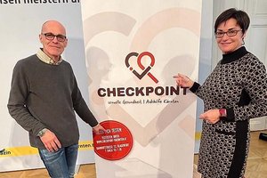 v.li.: Günther Nagele, Leiter des nunmehrigen „checkpoint sexuelle Gesundheit / Aidshilfe Kärnten“ und LR.in Beate Prettner. Foto: LPD