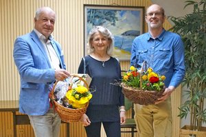 Bgm. Ingo Appé und Ferlachs Gartenexperte Gerald Wunder verabschieden sich von Ferlachs Blumenfee Maria Koreiman. Foto: Stadtgemeinde Ferlach
