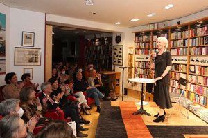 Schauspielerin Heidelinde Weis präsentierte in der Buchhandlung Heyn ihre Autobiographie. Foto: LPD Kärnten/Krainz