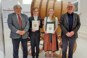 Geschichtsvereins-Direktor Wilhelm Wadl und Univ.-Prof. Werner Drobesch zeichneten Bastian Worsch und Susanne Maier für ihre Maturaarbeiten aus. Foto: Heidi Rogy/Geschichtsverein