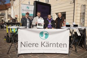 Bürgermeister Christian Scheider besuchte am heutigen Weltnierentag den Infostand des gemeinnützigen Vereins „Niere Kärnten“. Foto: Nicolas Zangerle