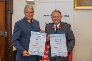 Oberst Johannes Dullnig, BA mit Rot-Kreuz-Präsidenten Dr. Peter Ambrozy. Foto: Rotes Kreuz