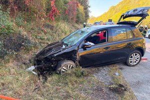 Unfall auf A2 bei Krumpendorf: Auto schleudert 80 Meter weit, Lenkerin schwer verletzt. Foto: FF Krumpendorf
