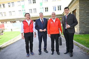 Österreichische Bergrettung Kärnten: Hannes Gütler (links) folgt auf Otmar Striednig, hier mit LH Peter Kaiser und LHStv. Martin Gruber. Foto: LPD Kärnten/Bauer