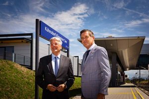 Landeshauptmann Peter Kaiser und Infrastrukturminister Peter Hanke am Bahnhof Kühnsdorf. Foto: Erich Varh