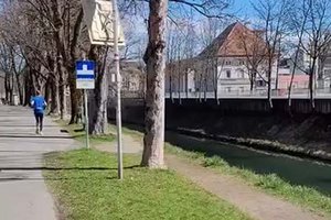 Radfahrer prallte am Lendkanal-Radweg gegen Verkehrszeichen. Foto: Mein Klagenfurt/Symbolbild