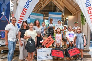 Sportstadträtin DI Constance Mochar überreichte den begeisterten Kindern die sportlichen Preise. Foto: StadtKommunikation / Hronek