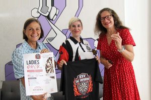 Mag. Astrid Malle (Leiterin Frauenbüro), Melanie Lang (ESV DC Inferno) und Stadträtin DI Constance Mochar freuen sich auf den Dart-Damenschnupperabend am 2. Juli. Foto: StadtKommunikation/Spatzek