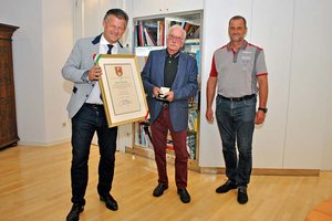 Ehrpfennig für Stadtwinzer Helmut Unterkofler. Foto: SK/Sukalo
