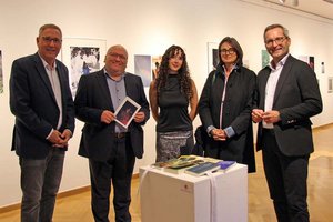 Kulturstadtrat Mag. Franz Petritz, Dr. Andreas Skorianz, Mag. Alexander Gerdanovits und MMag. Brigitte Winkler-Komar mit Künstlerin Agustina Belén Agüero. Foto: StadtKommunikation / Wedenig