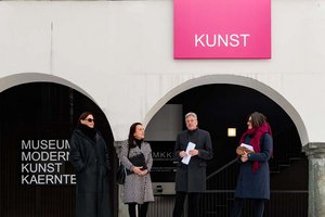 Christine Wetzlinger-Grundnig (MMKK), Künstlerin Melitta Moschik, LH Peter Kaiser und Brigitte Winkler-Komar (Abt. 14). Foto: LPD Kärnten/Jannach