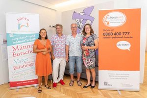 Frauenreferentin Stadträtin Dipl. Ing. Constance Mochar, Mag. Astrid Malle, Gleichbehandlungsbeauftragte der Stadt Klagenfurt mit Roland Jaritz und Dominique Pipal von Ponto. Foto: StadtKommunikation/Wiedergut