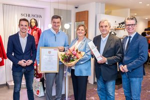 v.l.: Bezirksstellenleiter WKK Klgft. Markus Polka, Präsident WKK Jürgen Mandl, Barbara Lesjak-Schuscha, Wolfdietrich Schuscha und Bezirksstellenobmann Klagenfurt Franz Ahm. Foto: zVg