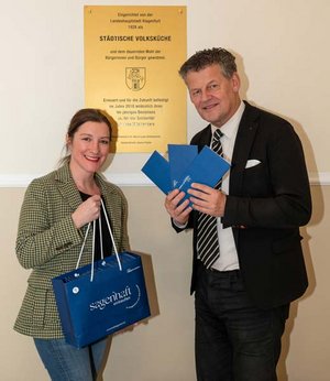 Bürgermeister Christian Scheider informierte gemeinsam mit Mag. Nadja Reiter (Abteilungsleiter-Stv. Soziales) über die Aktion „Soziales Christkind“ in der Klagenfurter Volksküche. Foto: StadtKommunikation / Hude