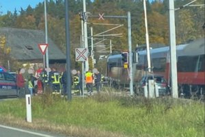 Lambichl: Alkolenker übersieht Rotlicht und kollidiert mit Zug. Foto: Klagenfurt Elite