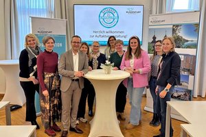 Gesundheitsreferent Stadtrat Mag. Franz Petritz lud die neuen Teilnehmerinnen der „Gesunder Kindergarten“-Initiative zum Auftakt in den Festsaal ins Rathaus ein. Foto: SK/Wedenig