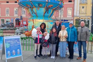 Elisabeth Scheucher-Pichler, Bürgermeister Christian Scheider, Mag.a Karin Ertl und Joachim Katzenberger, MA (Leiter der Abteilung Soziales) beim Großeltern-Enkerl-Tag am Silvestermarkt am Neuen Platz. Foto: Büro Bürgermeister