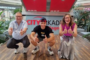 Stadträtin DI Constance Mochar mit City-Arkaden-Manager Ernst Hofbauer und Daniel Krobath, der den nächsten Weltrekord-Versuch in Angriff nimmt. Foto: SK