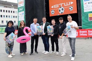 Mag. Inga Horny (Klagenfurt Marketing), Bürgermeister Christian Scheider, Stadtrat Julian Geier und Veranstalter Manfred Dobesch freuen sich auf die City Summer Vibes am 8. Juli. Foto: StadtKommunikation/Spatzek