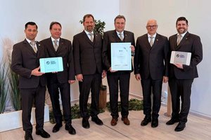 Das Projektteam rund um die Zertifizierung ist stolz auf die Auszeichnung. (v. l. n. r.: Manuel Mikula, Ingo Sternig, Geschäftsführer Roman Macher, Projektleiter Oliver Kritzler, Geschäftsführer Walter Egger, Florian Ellersdorfer). Foto: BKG/PAX