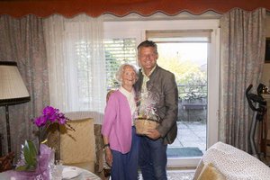 Bürgermeister Christian Scheider gratulierte Pauline Goritschnig zu ihrem 101. Geburtstag. Foto: StadtKommunikation/Just