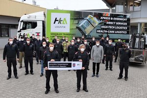 Die Berufsfeuerwehr, Bürgermeister Christian Scheider und Magistratsdirektor Dr. Peter Jost bei der Verabschiedung des fünften Hilfstransports. Foto: StadtKommunikation / Rosenzopf