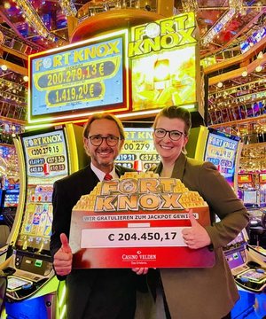 Casino Velden Floormanager Peter Kühberger und Casino Direktorin Marion Roseneder freuen sich mit dem Gewinner. Foto: Casinos Austria