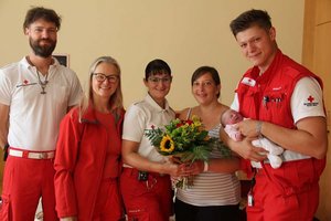 Notfallsanitäter Alexander Regenfelder, Notärztin Dagmar Stunf-Begusch, Rettungssanitäterin Margit Sonvilla, die glückliche Mutter Susanne Kogler und Rettungssanitäter Benjamin Mlakar mit der neuen Erdenbürgerin Ilvy Kogler. Foto: Peter Pugganig