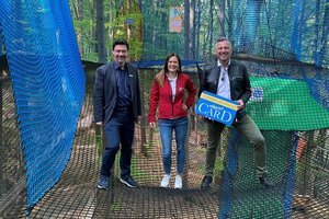 Caritasdirektor Ernst Sandriesser (li) und Roberta Striedinger (Caritas) danken Anton Fasching für die 250 Kärnten Card Saison Pakete, die hilfesuchenden Menschen zugutekommen. Foto: Kärnten Card