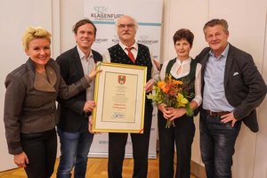 Bürgermeister Christian Scheider verlieh gemeinsam mit Vizebürgermeister Ronald Rabitsch und Stadträtin Sandra Wassermann, BA Helga und Josef Preduschnigg das Stadtwappen der Landeshauptstadt. Foto: StadtKommunikation / Zechner