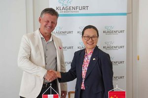 Die chinesische Botschafter Qi Mei mit Bürgermeister Christian Scheider bei der Eintragung ins Goldene Buch der Landeshauptstadt. Foto: StadtKommunikation/Zechner