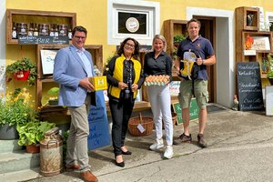 Geschäftsleitung Hannes Lora, Präsidentin Elisabeth Scheucher-Pichler, Vorstand Susanne Hager & Spender Adrian Reichhold vor dem Hofladen in Feschnig. Foto: KK