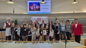 Die drei Gewinnerklassen bei der heutigen Verleihung der Schulgesundheits-Maskottchen. Foto: Abt. Gesundheit, Jugend und Familie/Schulgesundheit