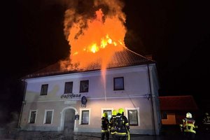 Dachstuhlbrand am Zollfeld fordert Großeinsatz der Feuerwehren. Foto: ÖA-Team BFKdo Klagenfurt-Land