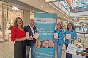 Stadträtin DIin Constance Mochar mit City-Arkaden-Manager Ernst Hofbauer sowie Mag.a Astrid Malle und Astrid Kumer-Daxerer vom Klagenfurter Frauenbüro informieren zum „Equal Care Day“. Foto: StadtKommunikation