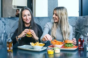 Am 17. September um 11:11 Uhr wird Le Burger in allen Restaurants insgesamt fast 2.000 Burger verschenken. Die ersten 111 Kunden in jedem Restaurant erhalten dann einen Cheeseburger gratis. Foto: Robin Consult/Moni Fellner