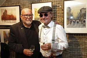„Aristos“ Gerhard Plaschke in der malerischen Gewölbegalerie des Klagenfurter Stadthauses – mit Künstlerfreund und Musiker Igor Oresic. Foto: G. Eggenberger
