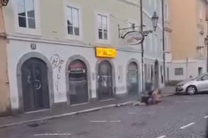 Ungewöhnliche Szenen am Sonntagmorgen am Klagenfurter Pfarrplatz. Foto: zVg