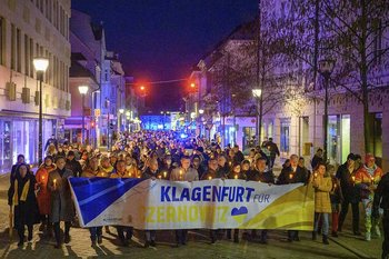 Lichtermeer für den Frieden in der Ukraine. Friedensmarsch durch Klagenfurt. Foto: StadtKommunikation / Thomas Hude