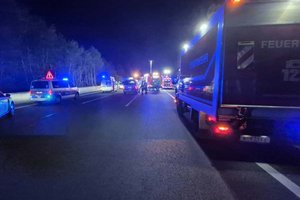 Vier Autos zerstört: Klagenfurter übersah Stau und raste in Rettungsgasse. Foto: FF Wolfsberg