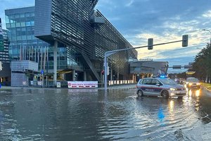 Rohrbruch: Die Völkermarkter Straße stand heute Früh unter Wasser. Foto: Berufsfeuerwehr Klagenfurt