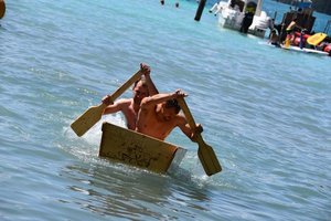 Bei der Sautrog-Regatta zwischen Mittelsteg und Bootsbrücke treten Zweier-Teams in hölzernen Sautrögen gegeneinander an.