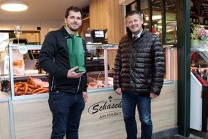 Marktreferent Bürgermeister Christian Scheider hieß Junior-Chef Stepahn Schaschel am Benediktinermarkt herzlich willkommen. Foto: StadtKommunikation/Kaimbacher