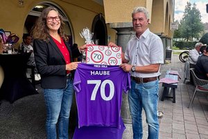 Sportstadträtin DI Constance Mochar gratulierte Johannes Haubitz zum 70. Geburtstag. Foto: Büro Stadträtin Mochar