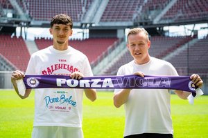 Das Foto zeigt den 1,94 Meter-Mann Marcel Krnjic mit Geschäftsführer Sport Mario Brkljaca. Foto: Austria Klagenfurt/Kristan