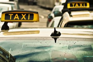 Streit über Fahrpreis: Taxilenker prügelt Fahrgast mit Schneestange bewusstlos