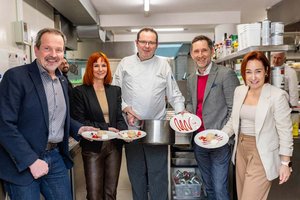 In der Sandwirth-Küche: Norbert Schellander, Ulrike Nowak („Menschen helfen Menschen“), Küchenchef Gregor Sajovic, Daniel Klier (ARTecon) und Hoteldirektorin Johanna Glaser (Der Sandwirth). Foto: Der Handler